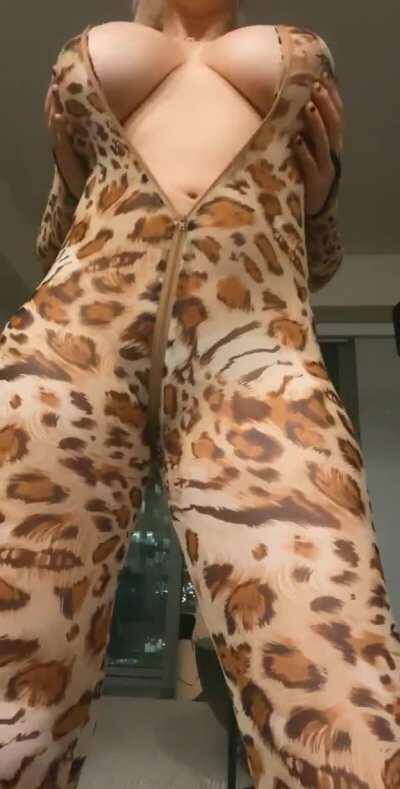 Sabrina Nichole as Sexy Leo 