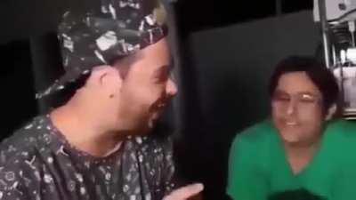 Luccas neto mamando uma garrafa foda-se