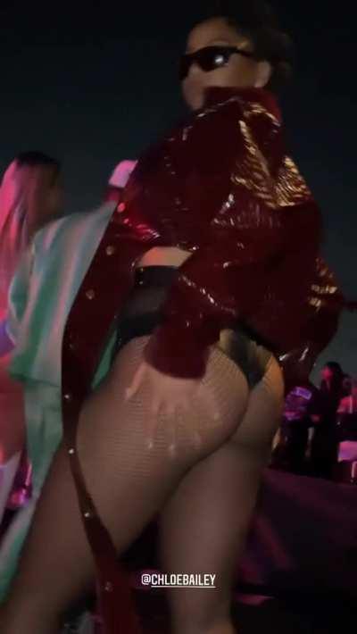 Chloe Bailey showing out for halloween