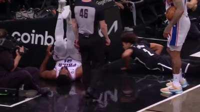 [Highlight] Embiid gets hurt while trying to contest a Cam Johnson drive