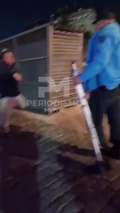 Un policía le quita las muletas a un vendedor por agredir a transeúntes en Puerto Madero