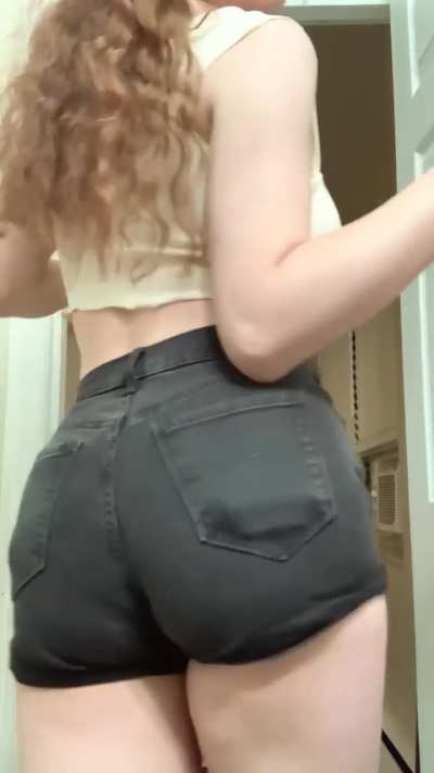 Are you straight if you breed me? 🍑 let’s chat 💞 just check the comments for a 🥵 link 👇 