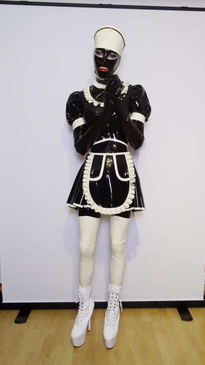 Would you hire me as your rubber maid? 😘🖤