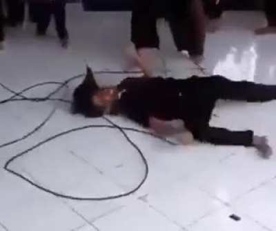 Elektriğin kendisine zarar vermediğini iddia eden bir hintli.