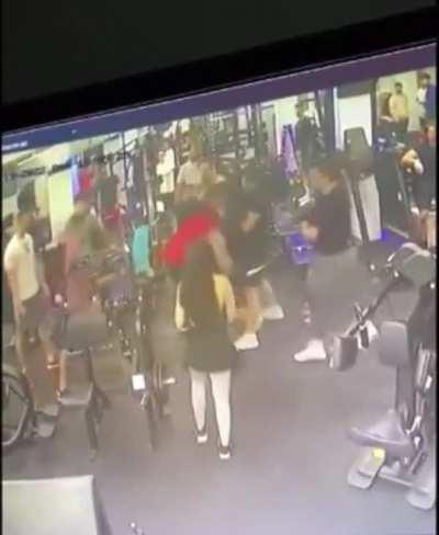 Bodybuilder bumps shoulders with another guy in the weight room. A fight then ensues.