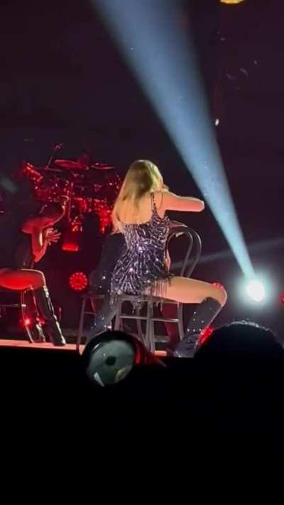 Making us all sweat with just a chair... [HQ]