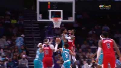 [Highlight] Ball somehow goes through the hoop in Charlotte.