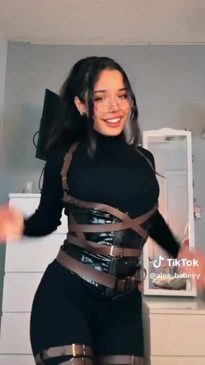 Hange cosplay is so good 🥵