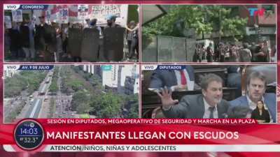 Llegaron los jubilados con escudos a la marcha.