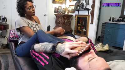 Fais toi branler en ayant ses deux pieds dans ta face. 👣