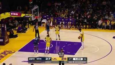 [Highlight] Anthony Davis gets a rip on his shorts on the left buttocks