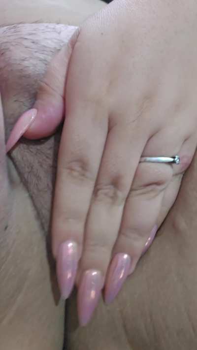 I'm looking for a good boy to suck my pussy for hours.