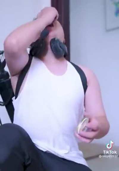 у кого-нибудь есть идеи что происходит на видео?