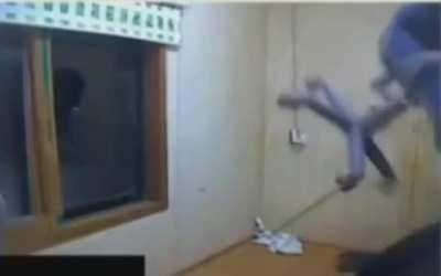 Template ragazzo spacca finestra. Potete usarlo per descrivere qualcuno che spacca qualcosa e/o è arrabbiato