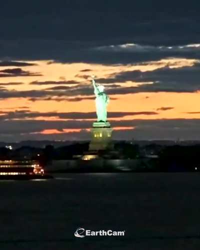 [OC] Empire State Building Lights Up for Knicks W! 🏀