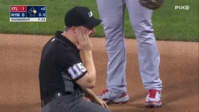 [Highlight] STL@NYM: First base ump Junior Valentine gets hit on the cheek by an Edmundo Sosa throw