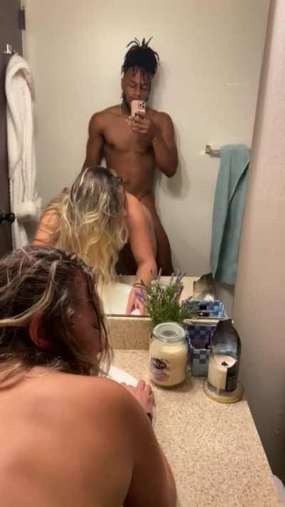 Pounding this PAWG in the mirror while she squirts on This BBC