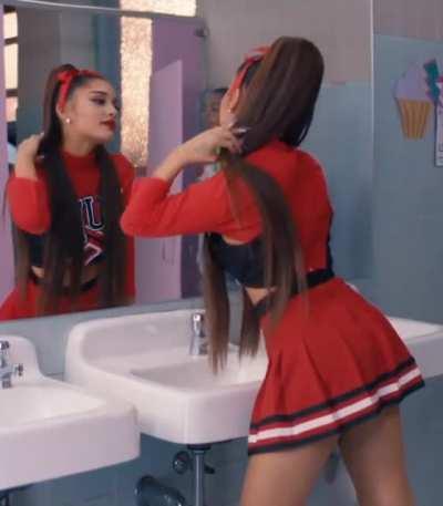 Cheerleader Ari....