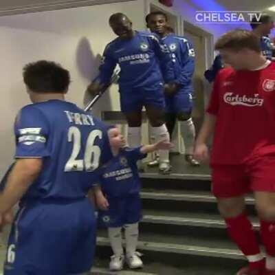 The Chelsea mascot got Steven Gerrard good 🤣 ( via @ChelseaFC on twitter)