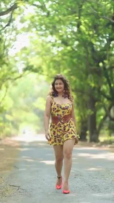 Rashami Desai walking towards your Car for a lift 😍