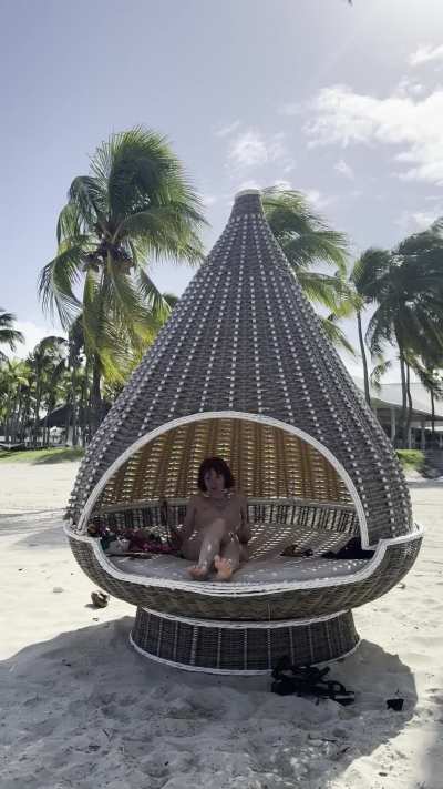 I hope some hotel employee comes to offer me mojitos