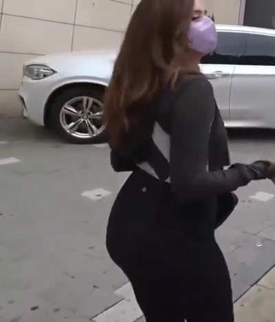 The way she fills up yoga pants 😩