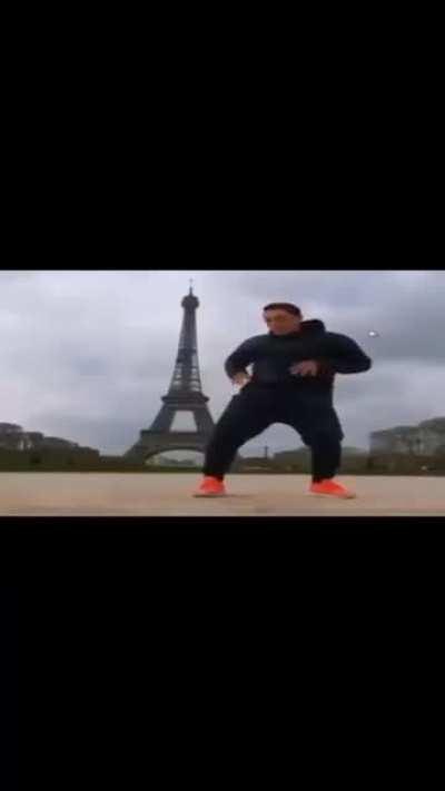 que bien se mueve momo bld