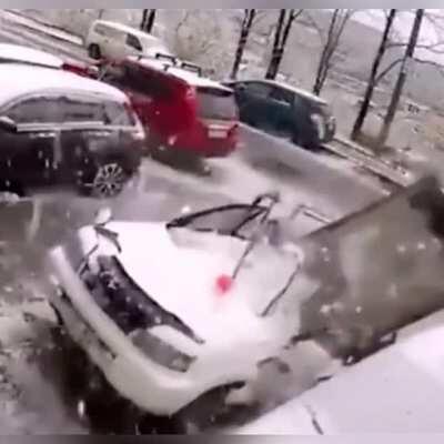 É assim q se limpa a neve de um carro?