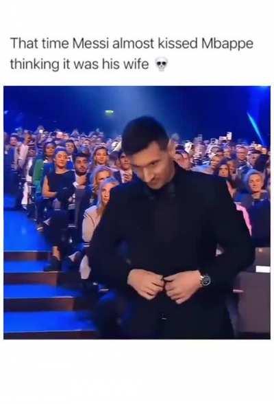 What is Messi doing 💀