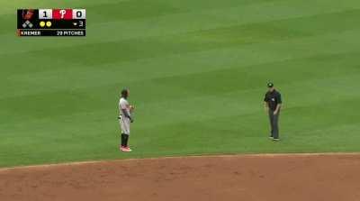 [Highlight] Aaron Hicks makes a diving “catch” in centerfield and the Phillies opt to not challenge