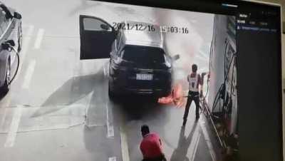 Просто стоишь заправляешь тачку, как вдруг...