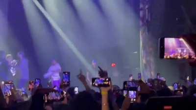 Isaiah Rashad ended his Houston show with “Not Like Us” and listen to that crowd 🔥🔥😮‍💨