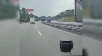 JOHOR BAHRU - Pemandu lori lawan arus direman empat hari.