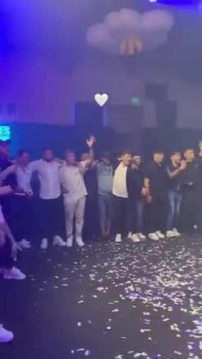 Amo que lo lleven a Wos a todos lados a cantar la misma cancion como en esa temporada de El Marginal que entra un musico a la carcel y lo torturan para que cante siempre su hit. Me lo imagino tipo Wos - chicos puedo volver a mi cas Otamendi todo picado - 