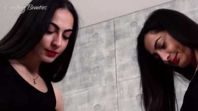 two_girls_crawfish_crush4cam1.