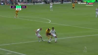 Pedro Neto's great skill vs Leeds 55'