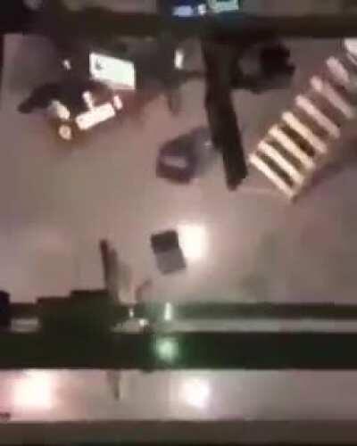 Quien chucha usa laptop en una baranda xd