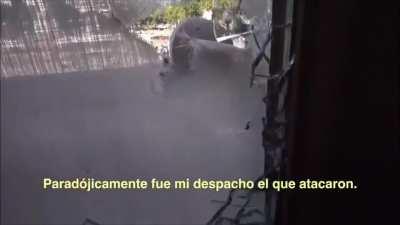 Cristina mostrando los destrozos que hicieron en la oficina suya por el acuerdo con el fmi