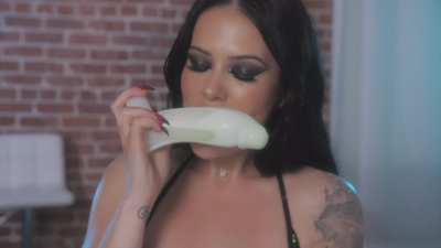 deepthroat spit makes me horny 🫠