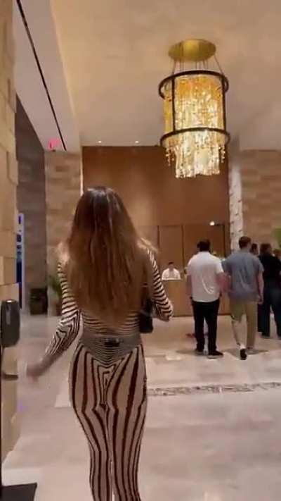 look at that ass jiggle