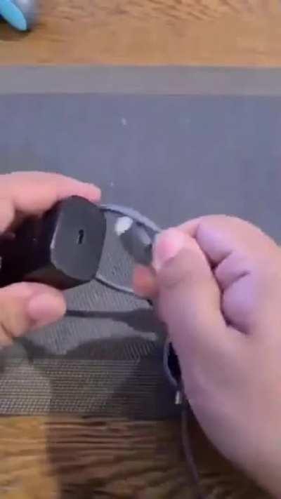 Коллеги подтянитесь. Меня эта херня возмущает. Это ведь два параллельно включенных блока питания. Произойти должно было, ровным счётом, нихера.