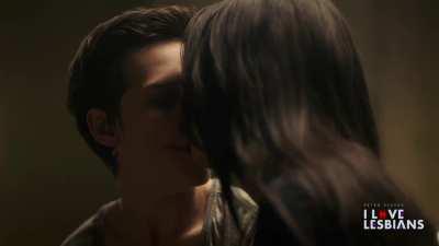 Retro Scenes: Sara Serraiocco & Nazanin Boniadi - 