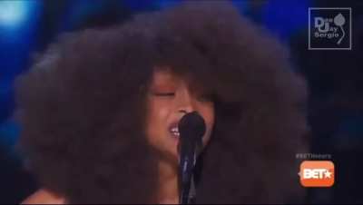 erykah badu performing chaka khan’s what cha gonna do for me at BET honors 2013