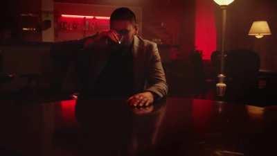 Музыка - экспресс тест на старпёра. Клип откровенно неудачный, но, извините - другого нет. Если не считать этой мелочи, то старая песня хорошо заиграла новыми оттенками. 