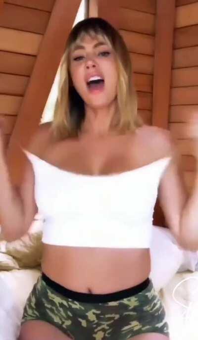 Sara Jean Underwood does what she does best: setting her tits free