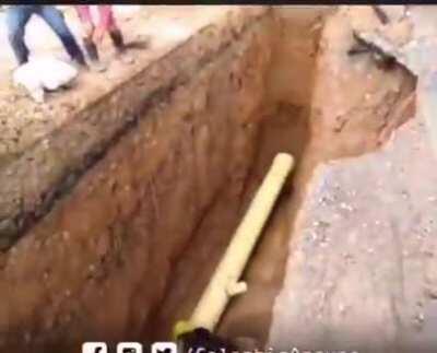 Due to lack of pallets and protections, the worker was buried. Tolima, Colombia 2020-12-21