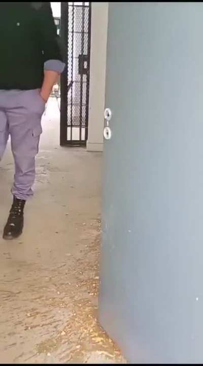 Preso le puso los puntos al guardia porque le trajo la comida tarde y fr&iacute;a