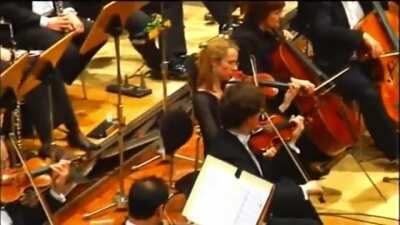 Porçay koro yönetiyor