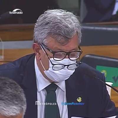 Aaaaaa meu deus do ceu! Me diga que estou em uma esquete da escolinha do Professor Raimundo porque não é possível.