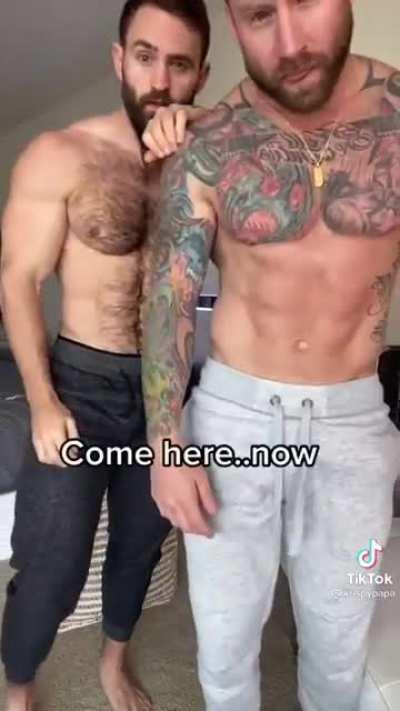 Get up babe, homoerotic vikings are about to land on shore ⛵💦